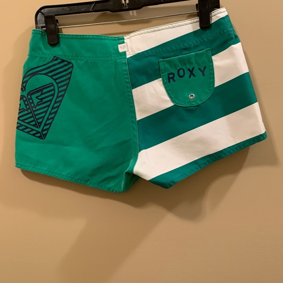 ROXY VINTAGE LOW RISE GREEN AND WHITE SHORT SHORTS - SIZE 3 (SMALL) - Picture 4 of 9